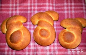 How to Make Easter Bunny Tail Dinner Rolls